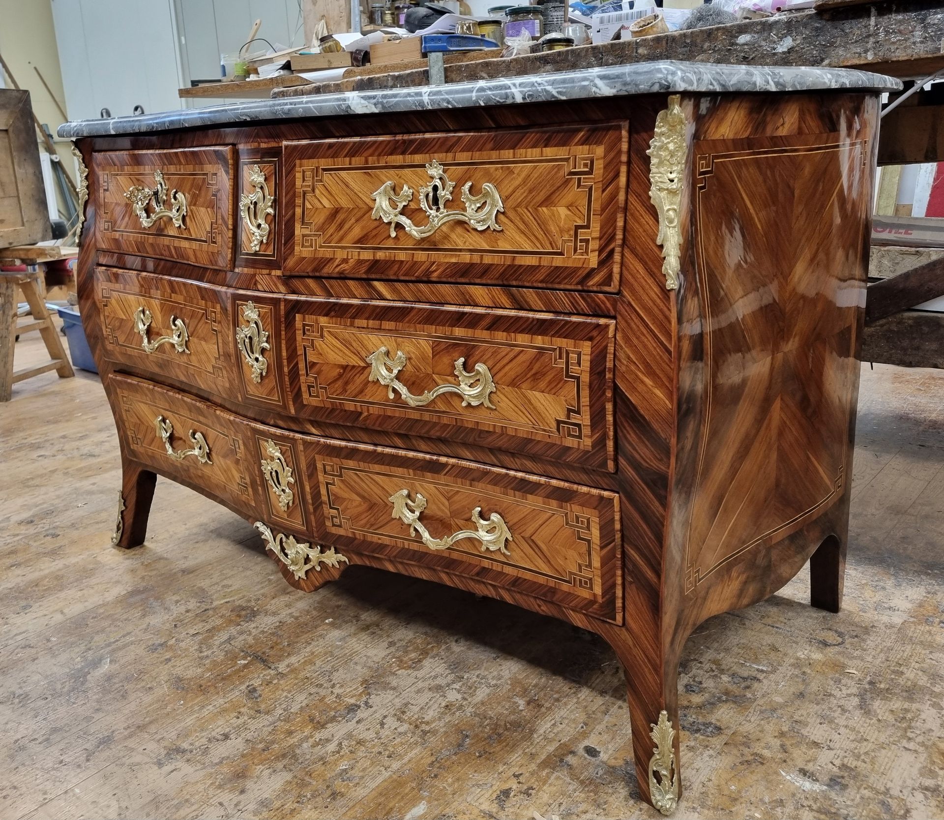 Commode à trois tiroirs en bois avec poignées dorées