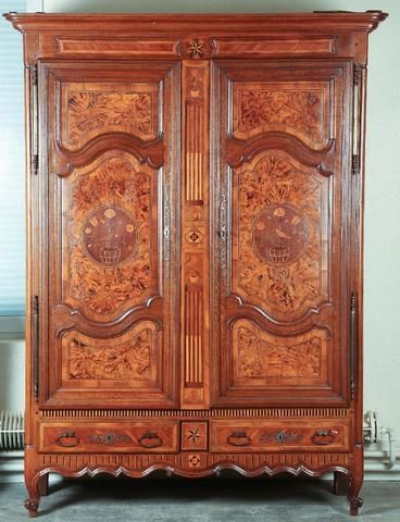 Penderie en bois fermée