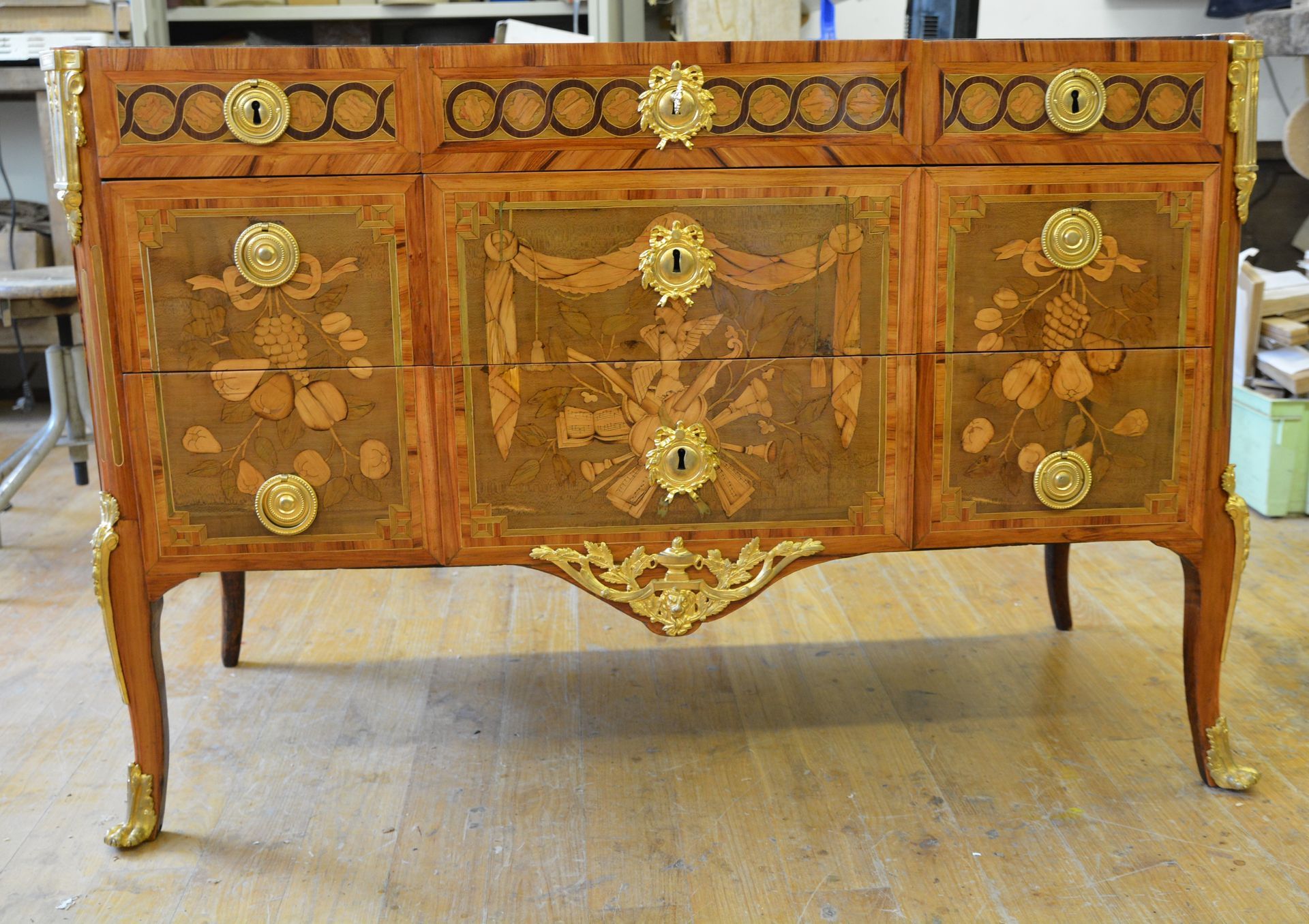 Commode à trois tiroirs en bois