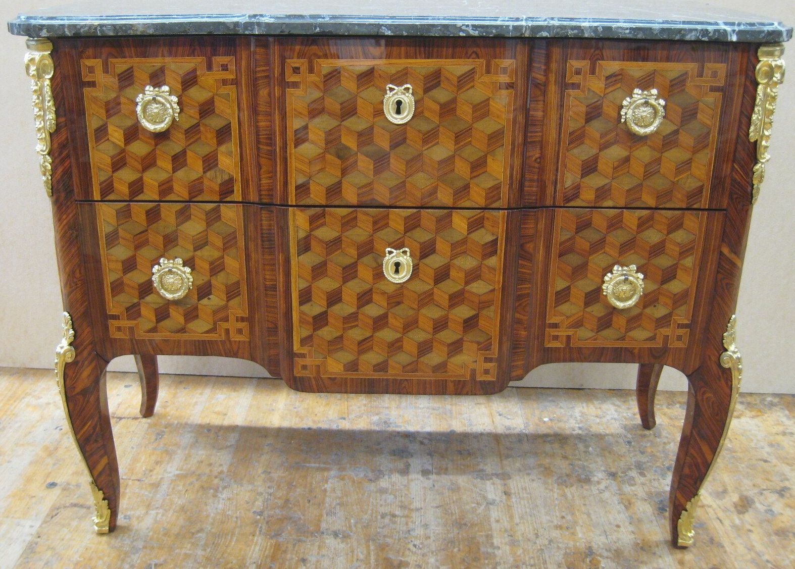 Commode à trois tiroirs en bois fermée