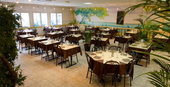 Salle du restaurant Le Novello, de nombreuses tables sont dressées