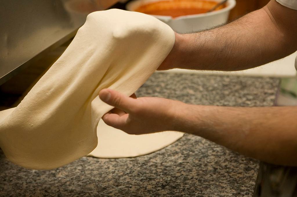 Tournage à la main d'une pâte à pizza fraîche