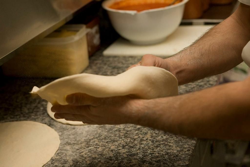 Préparation d'une pâte à pizza fraîche à la main