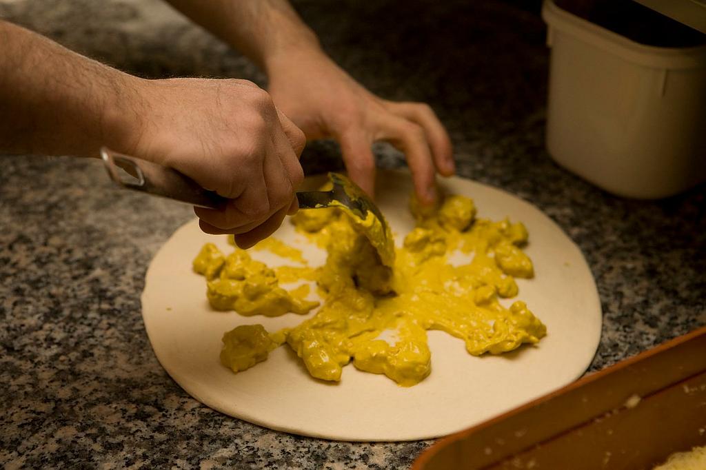 Réalisation du montage d'une pizza