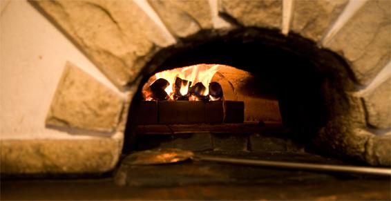 Four à pizza au feu de bois en fonction