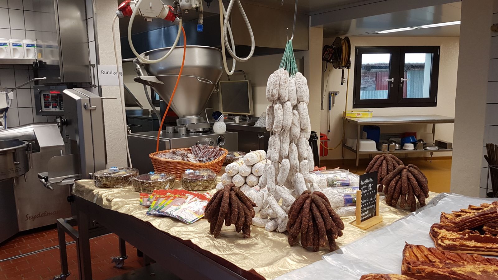 Verarbeitung Würste - Metzgerei Die Blaue Kuh