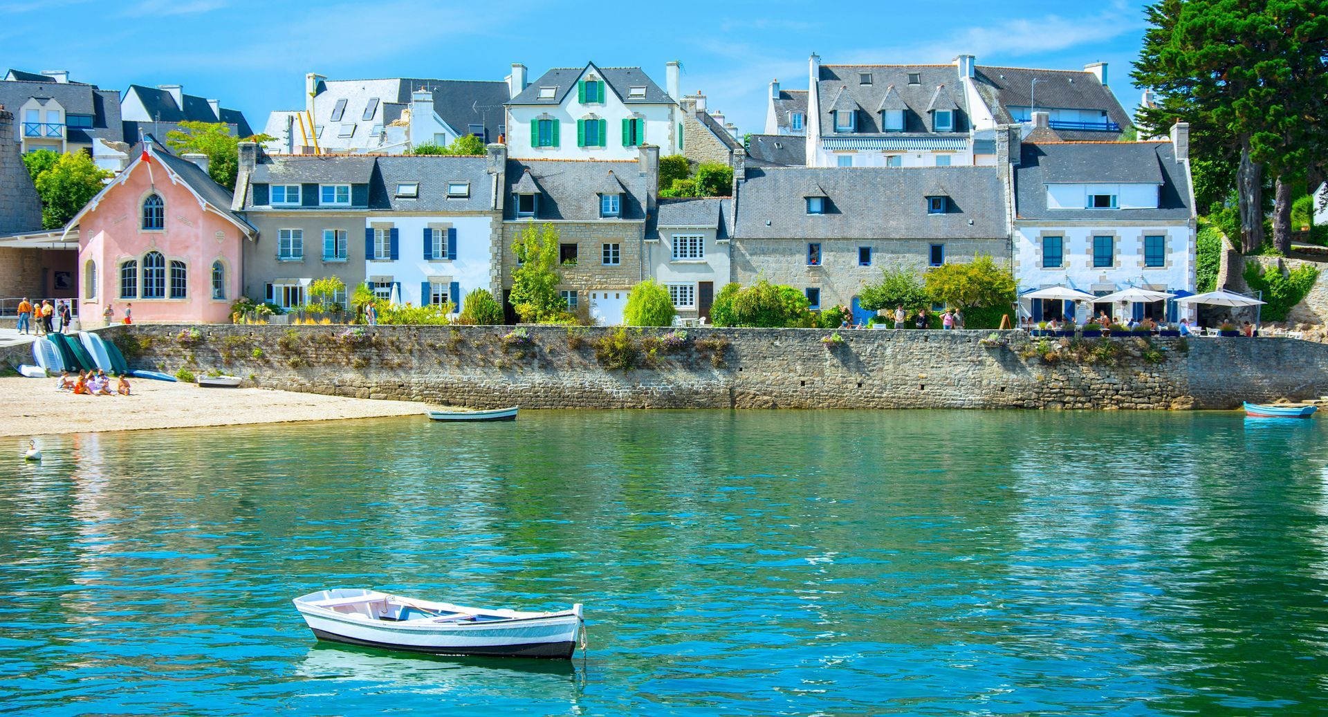 Maisons colorées dans un port du Morbihan.