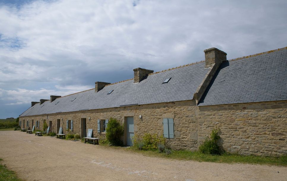 Longère bretonne avec un toit en ardoise.