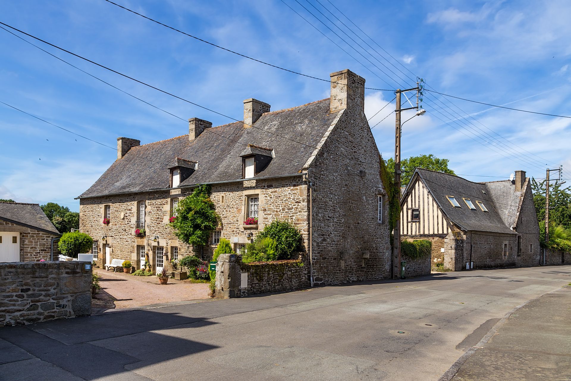 Façade d'une maison bretonne refaite à neuf.