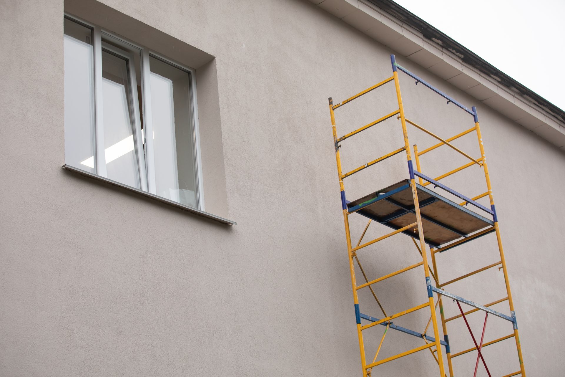 Échafaudage utilisé pour peindre une façade.