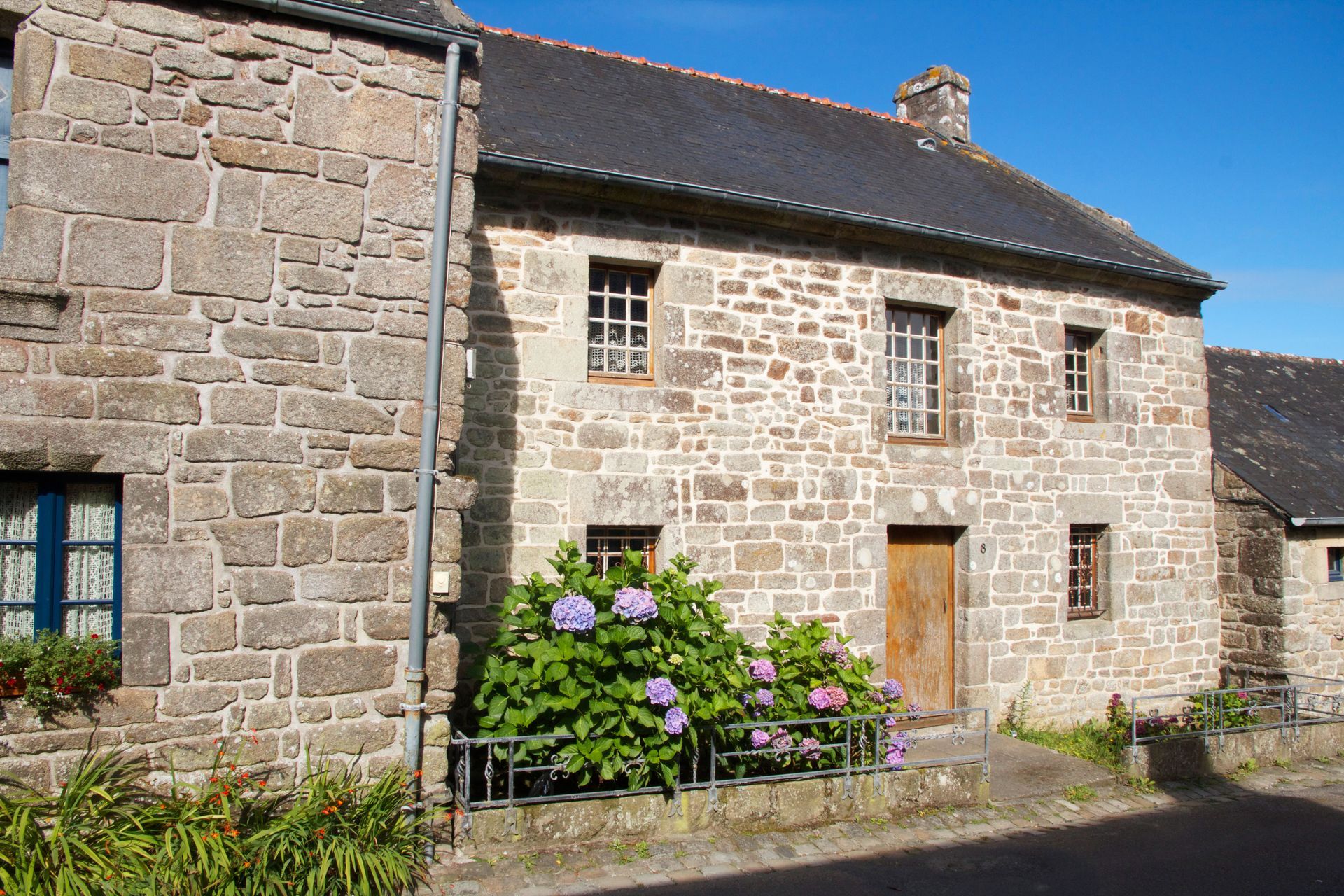 Façade d'une maison bretonne rénovée.