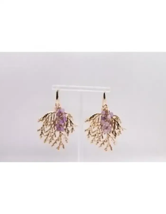 Pendientes de color dorado con diseño en forma de ramitas y racimos de piedras moradas sobre fondo blanco.