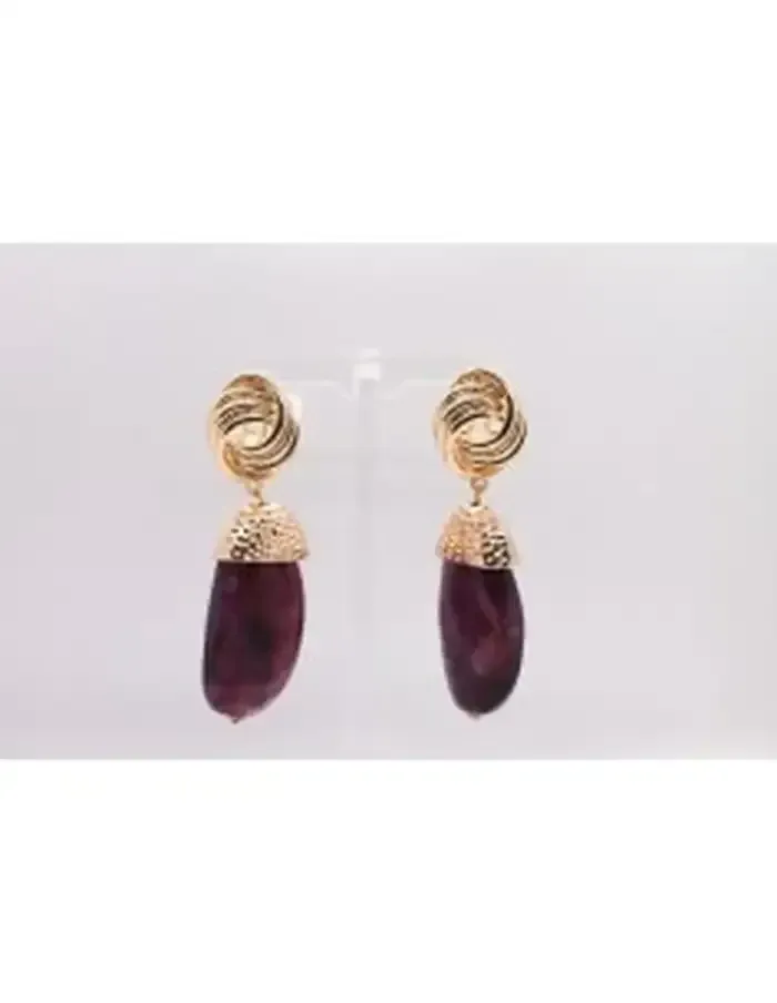 Pendientes de oro con puntas anudadas y gotas colgantes de piedra morada.