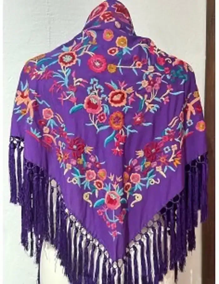 Chal bordado morado con flecos, diseño floral.