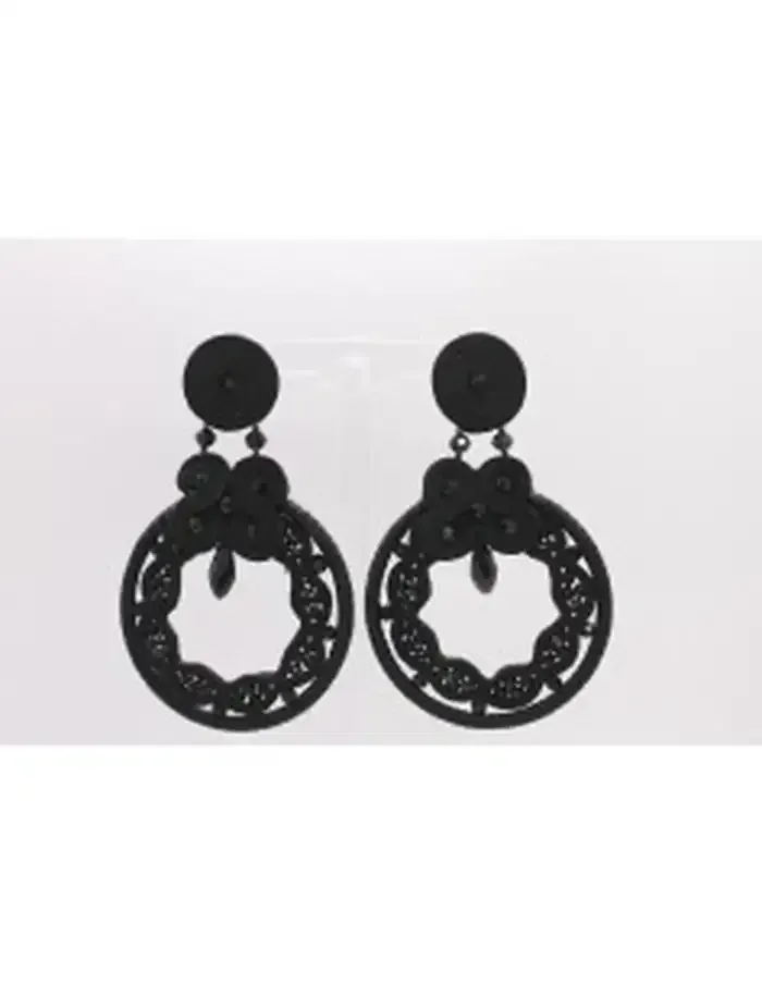 Pendientes colgantes circulares negros con detalles ornamentados.