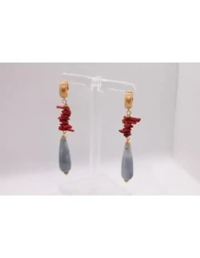 Pendientes de oro con coral rojo y piedras azules en forma de lágrima.