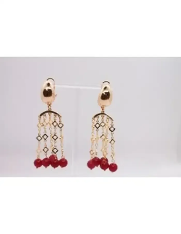 Pendientes de oro con cadenas colgantes, cuentas rojas y cierre de aro.
