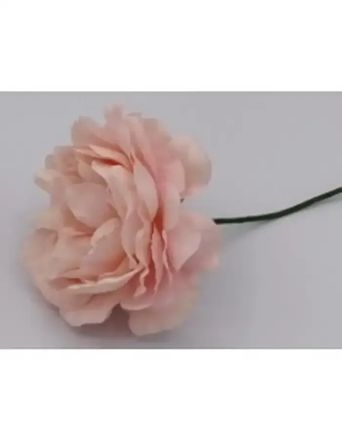 Flor artificial rosa con tallo verde.