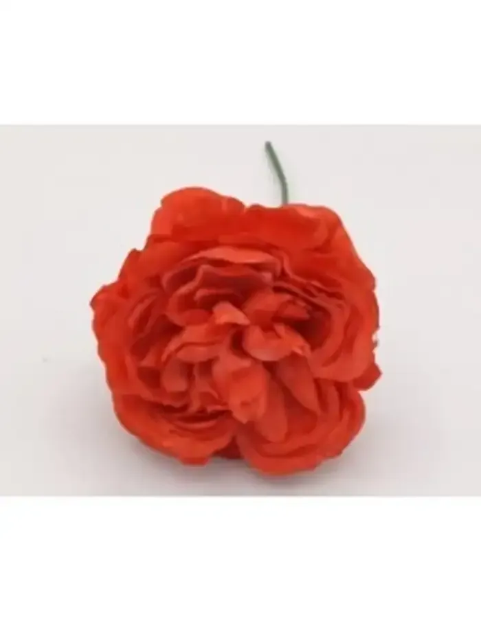 Flor artificial roja con tallo verde, sobre fondo blanco.