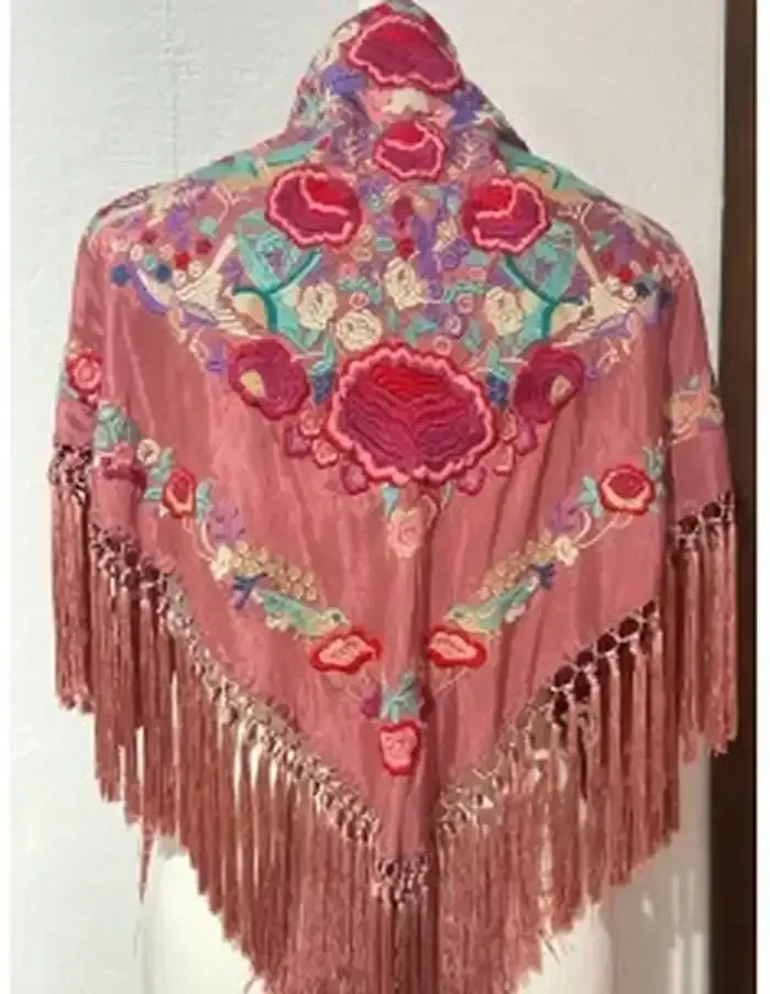 Chal bordado rosa con flecos, diseño floral.