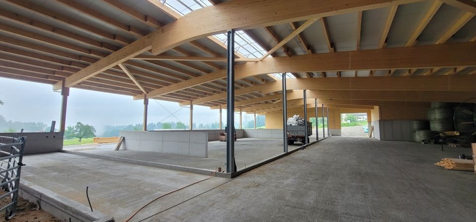 Das Innere eines im Bau befindlichen Gebäudes mit einem davor geparkten LKW. Foto von der RRB GmbH