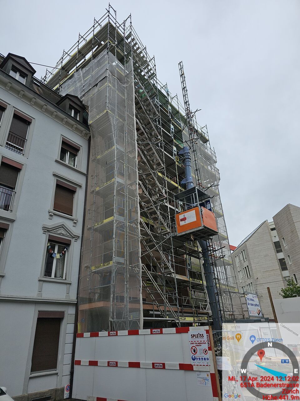 Ein grosses Gebäude mit Gerüst an der Seite. Foto von der RRB GmbH