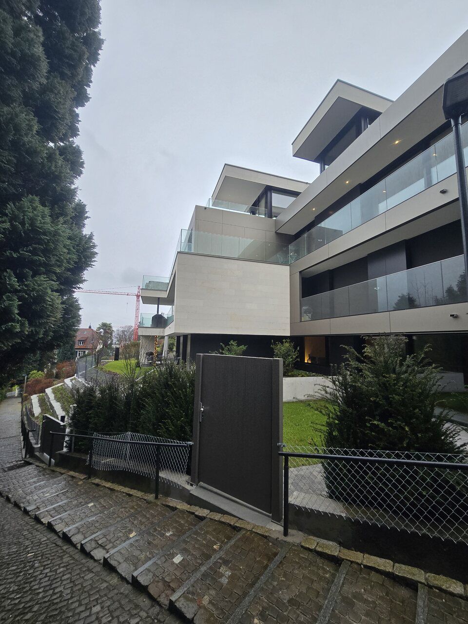 Ein Gebäude mit vielen Fenstern und Balkonen. Foto von der RRB GmbH