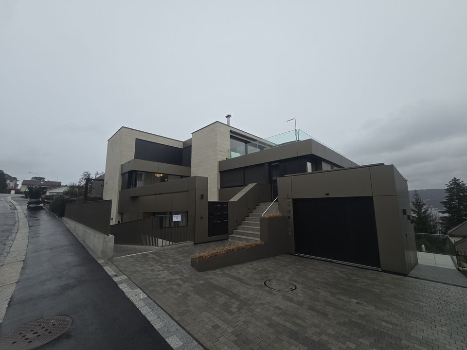 Auf einem Hügel steht ein grosses Gebäude mit einer Treppe, die nach oben führt. Foto von der RRB GmbH