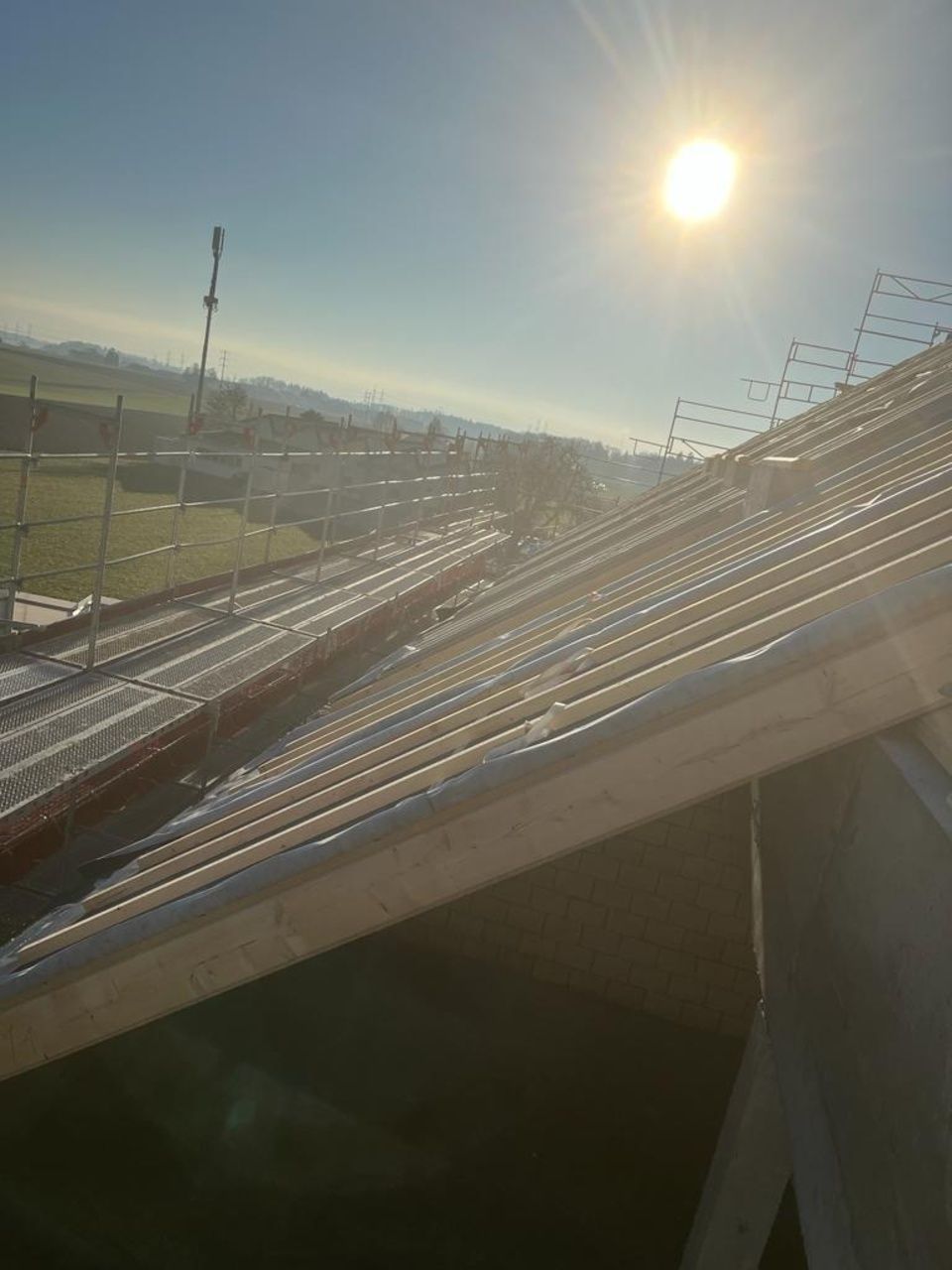 Die Sonne scheint hell auf das Dach eines Gebäudes. Foto von der RRB GmbH