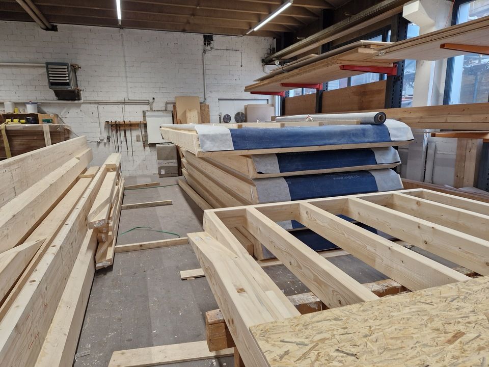 Ein Lager mit vielen Holzteilen. Foto von der RRB GmbH