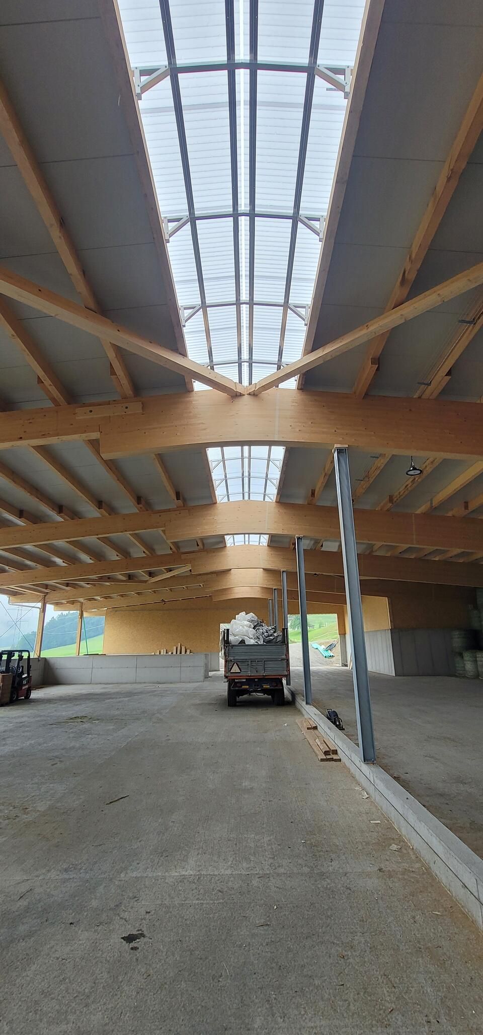 Das Innere eines im Bau befindlichen Gebäudes mit einem davor geparkten LKW. Foto von der RRB GmbH