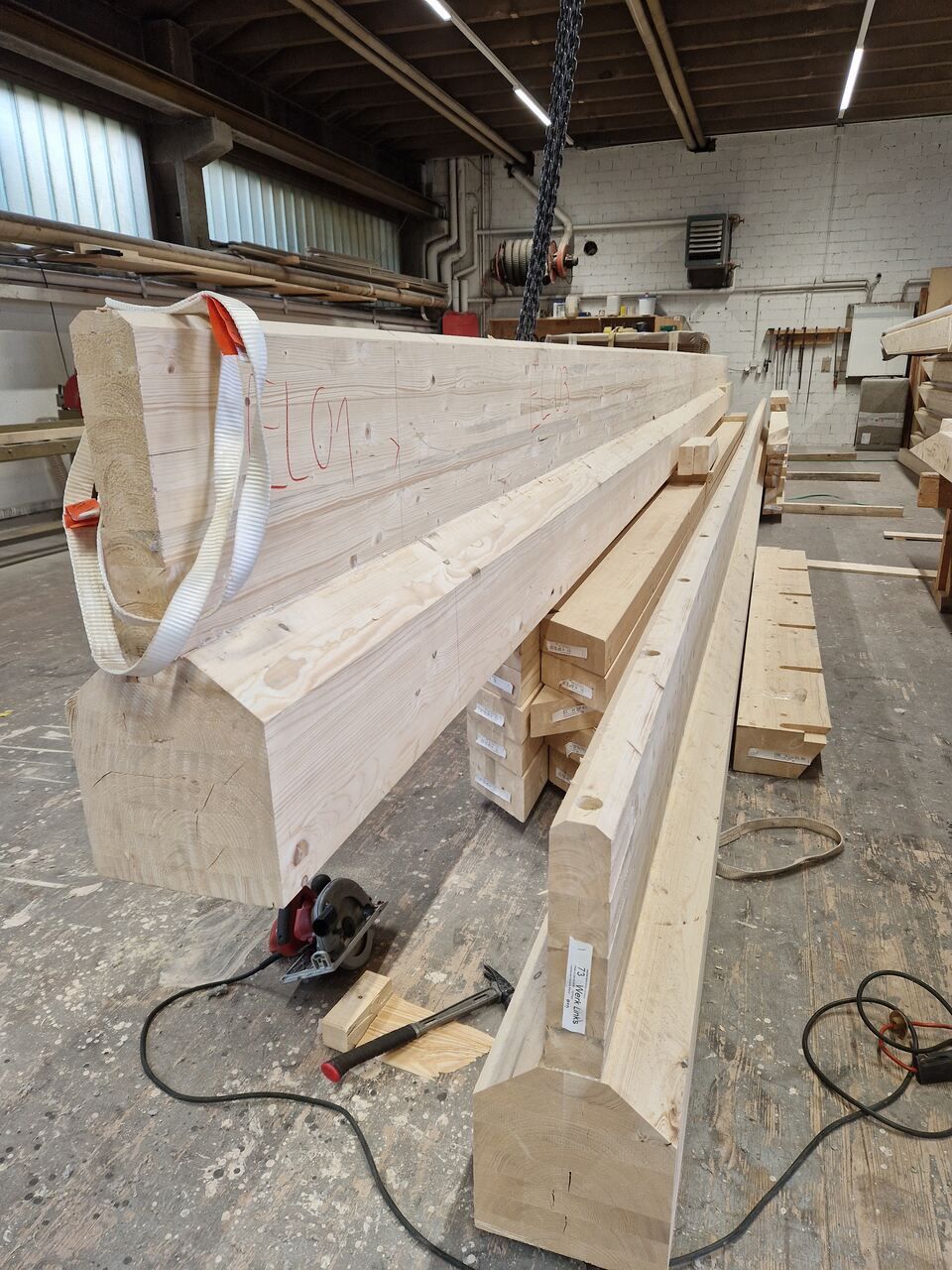 Ein Bündel Holzbalken sind übereinander gestapelt. Foto von der RRB GmbH