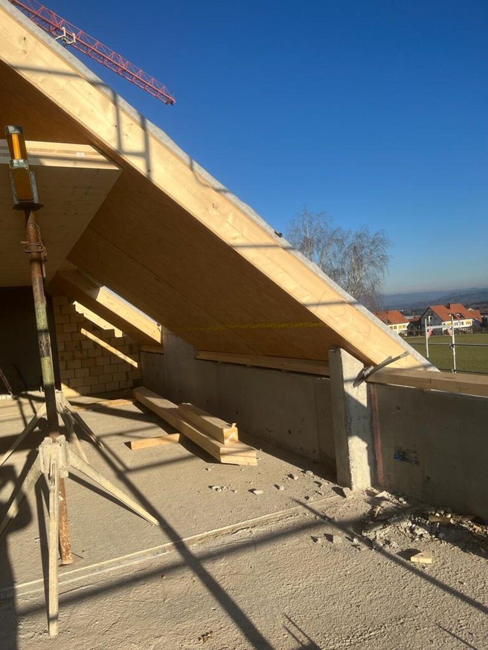 Ein im Bau befindliches Gebäude mit einem Kran im Hintergrund. Foto von der RRB GmbH