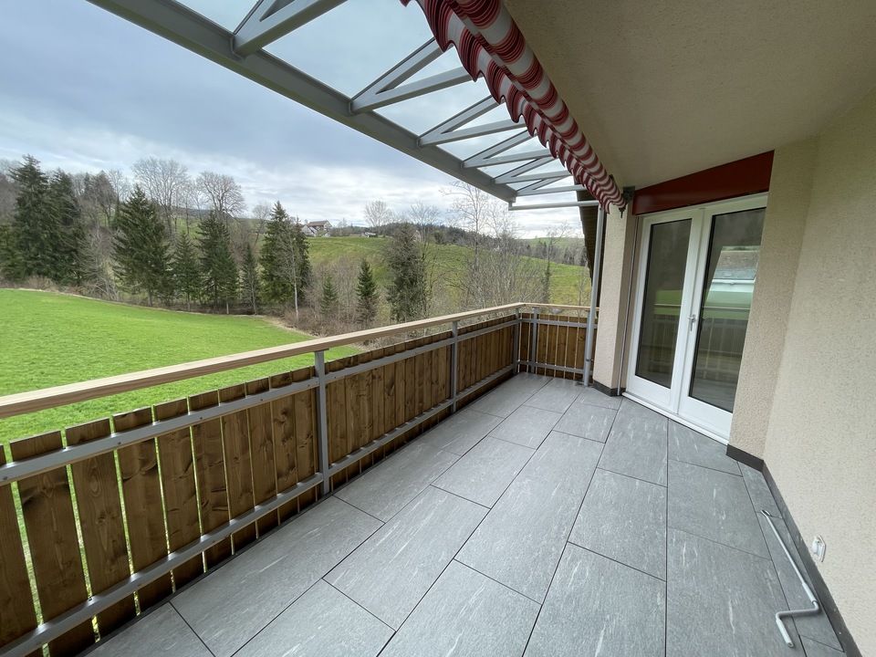 Ein Balkon mit Blick auf ein Feld und Bäume. Foto von der RRB GmbH