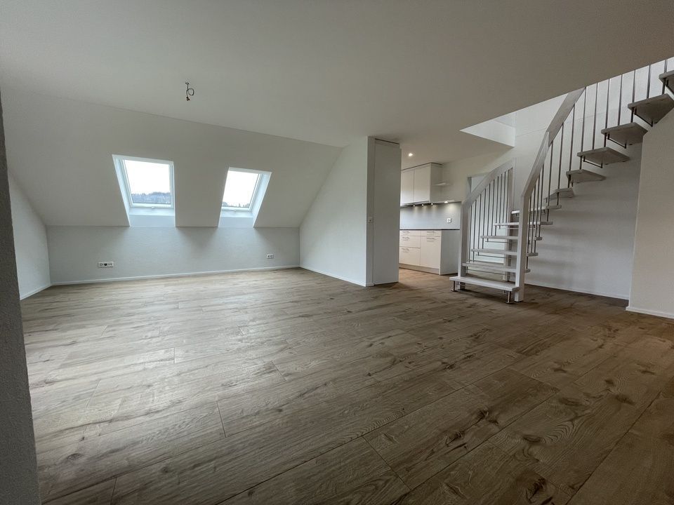 Ein leerer Raum mit einer Wendeltreppe und einem Oberlicht. Foto von der RRB GmbH