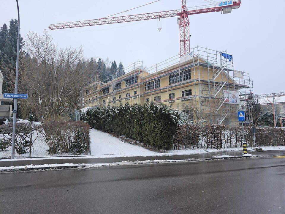 Ein im Bau befindliches Gebäude mit einem Kran im Hintergrund. Foto von der RRB GmbH