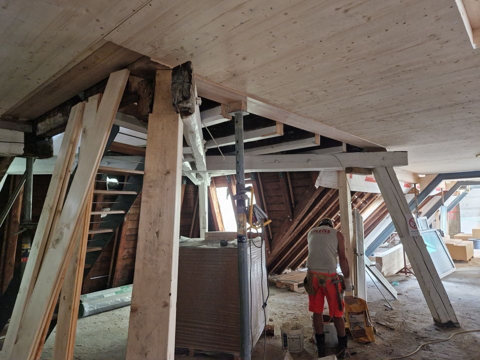 Ein Mann in roten Shorts steht in einem im Bau befindlichen Gebäude. Foto von der RRB GmbH