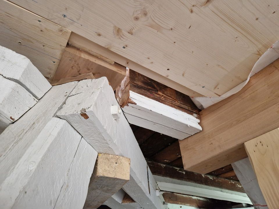 Ein Bündel Holzbalken sind übereinander gestapelt. Foto von der RRB GmbH