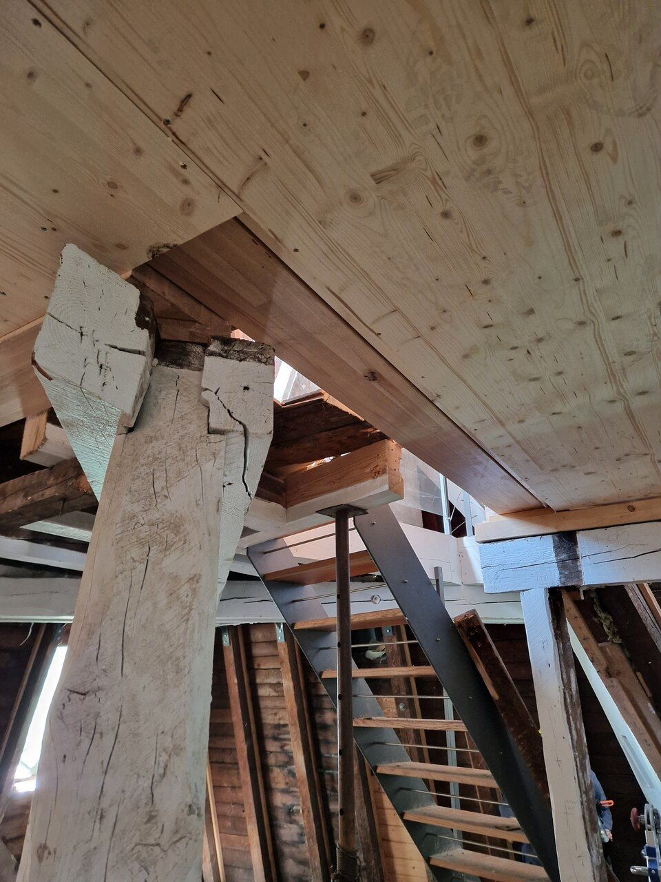 Eine Holzkonstruktion mit Treppen, die nach oben führen. Foto von der RRB GmbH