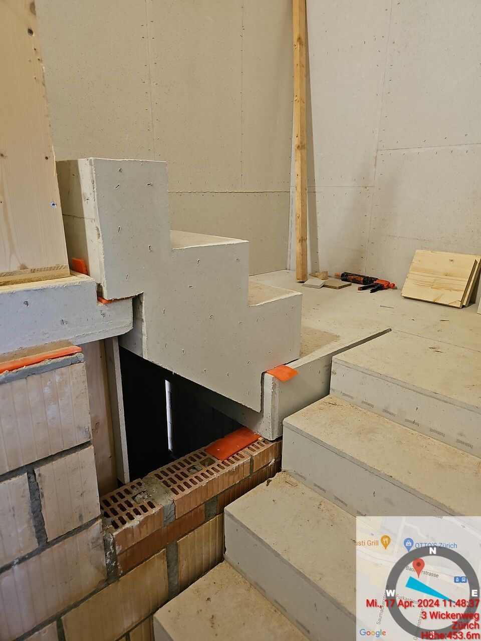 Ein Bild einer Treppe im Bau zeigt eine Ziegelmauer. Foto von der RRB GmbH