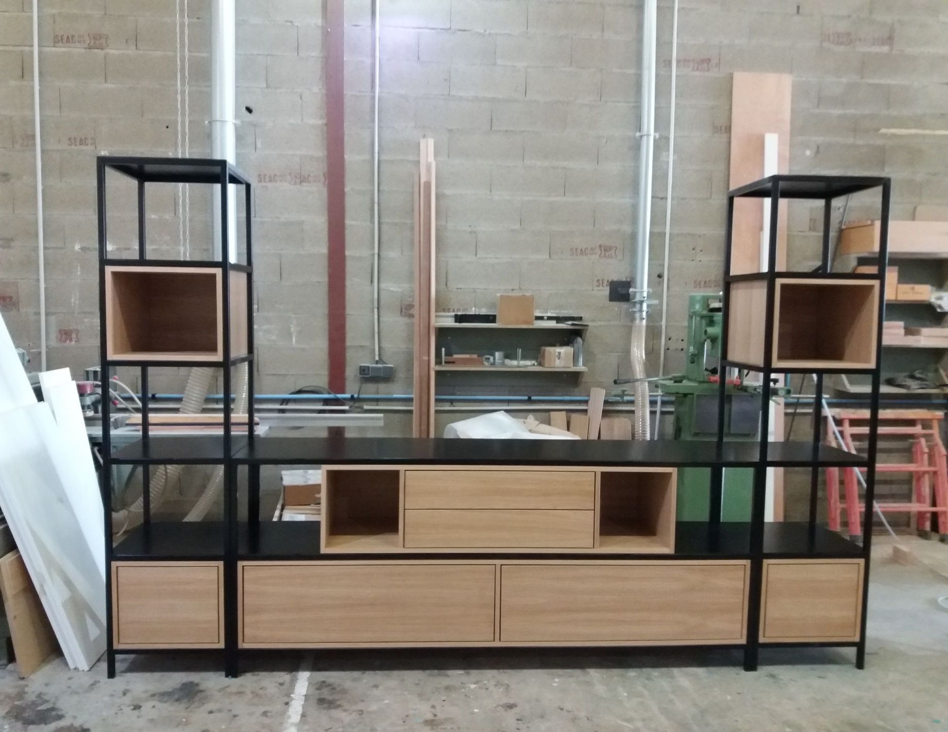 Meuble TV en bois clair et noir