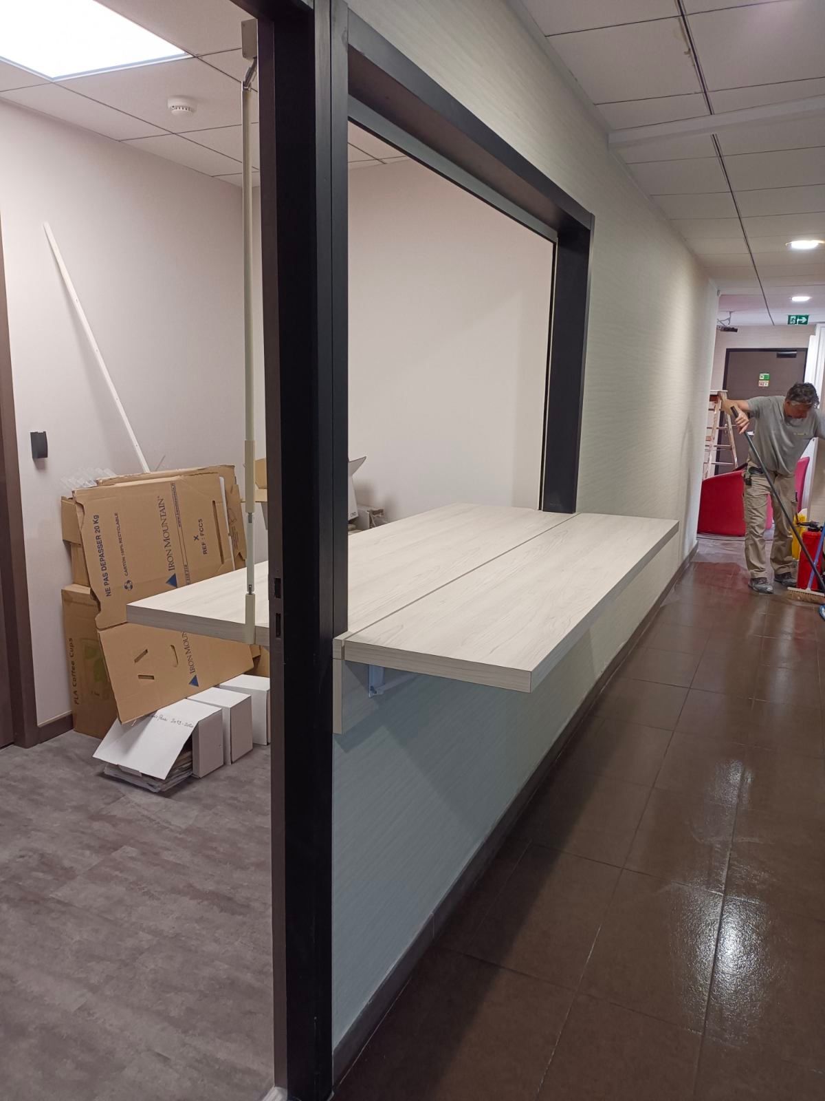 Comptoir dans une ouverture de mur