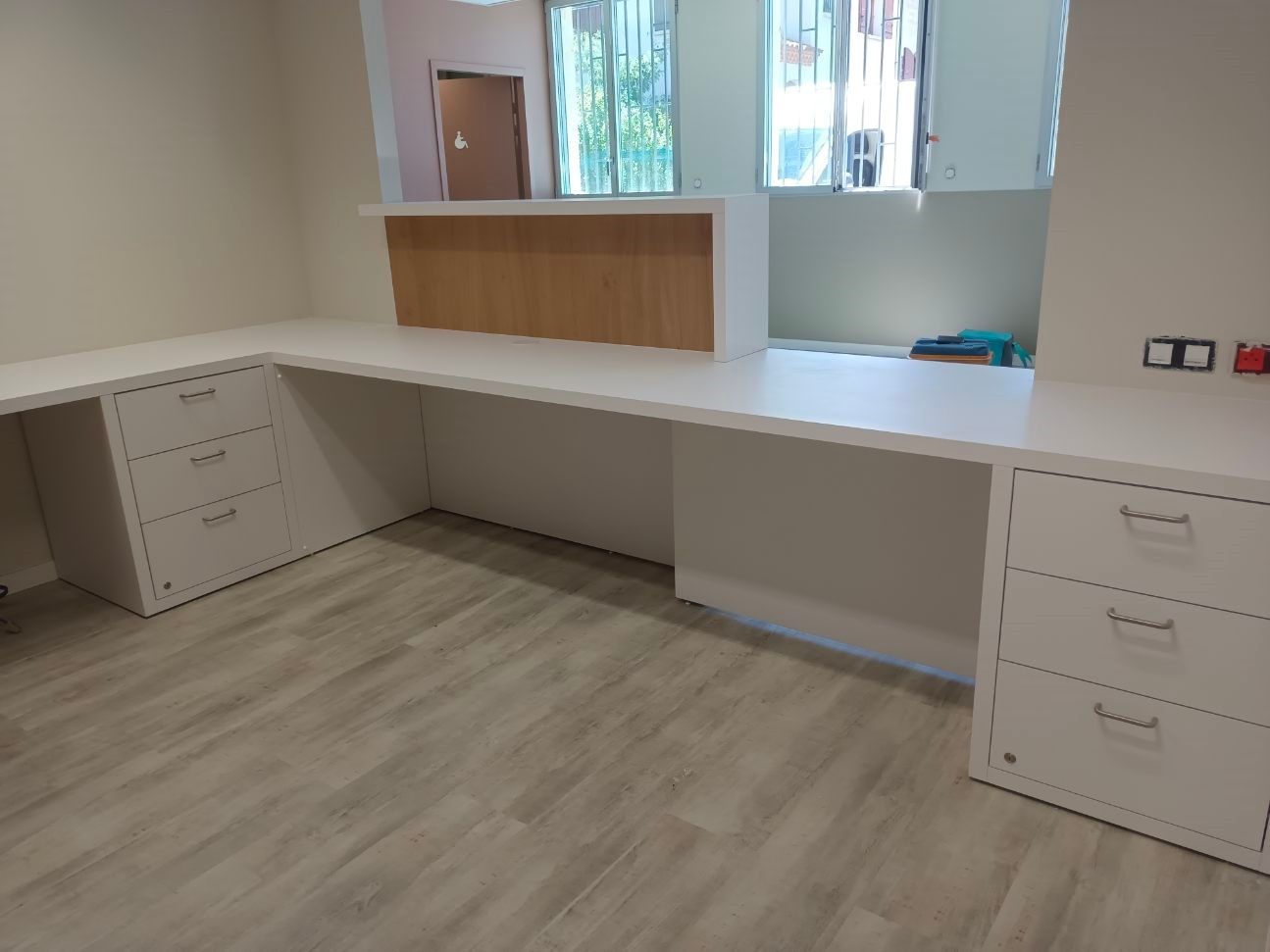 Meuble d'accueil dans un coin de mur