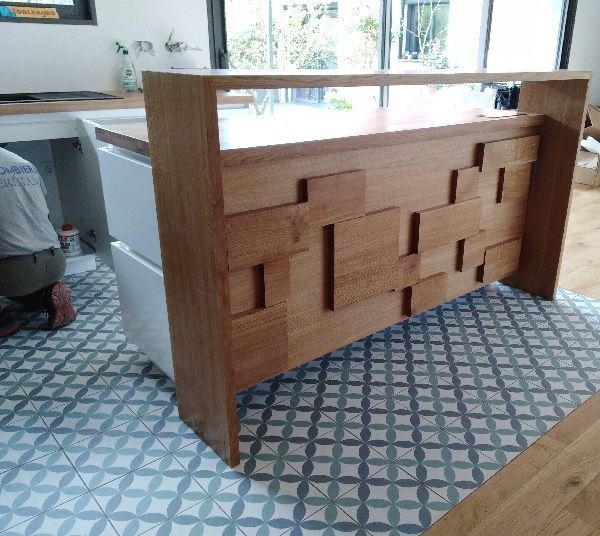 Aménagement intérieur avec un meuble en bois