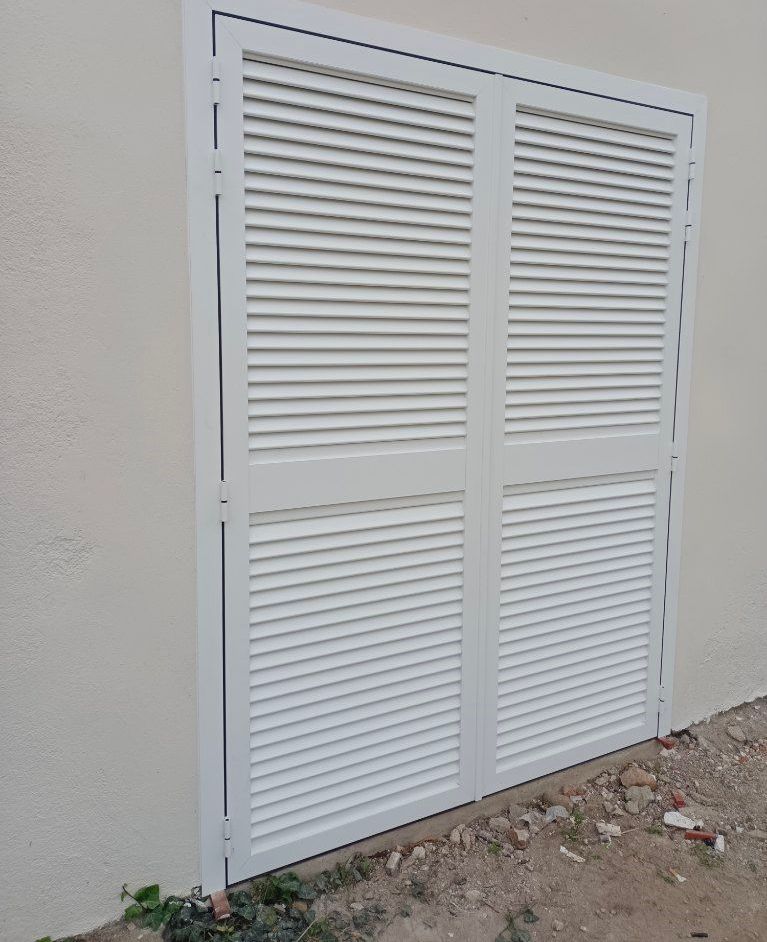 Grands volets blancs