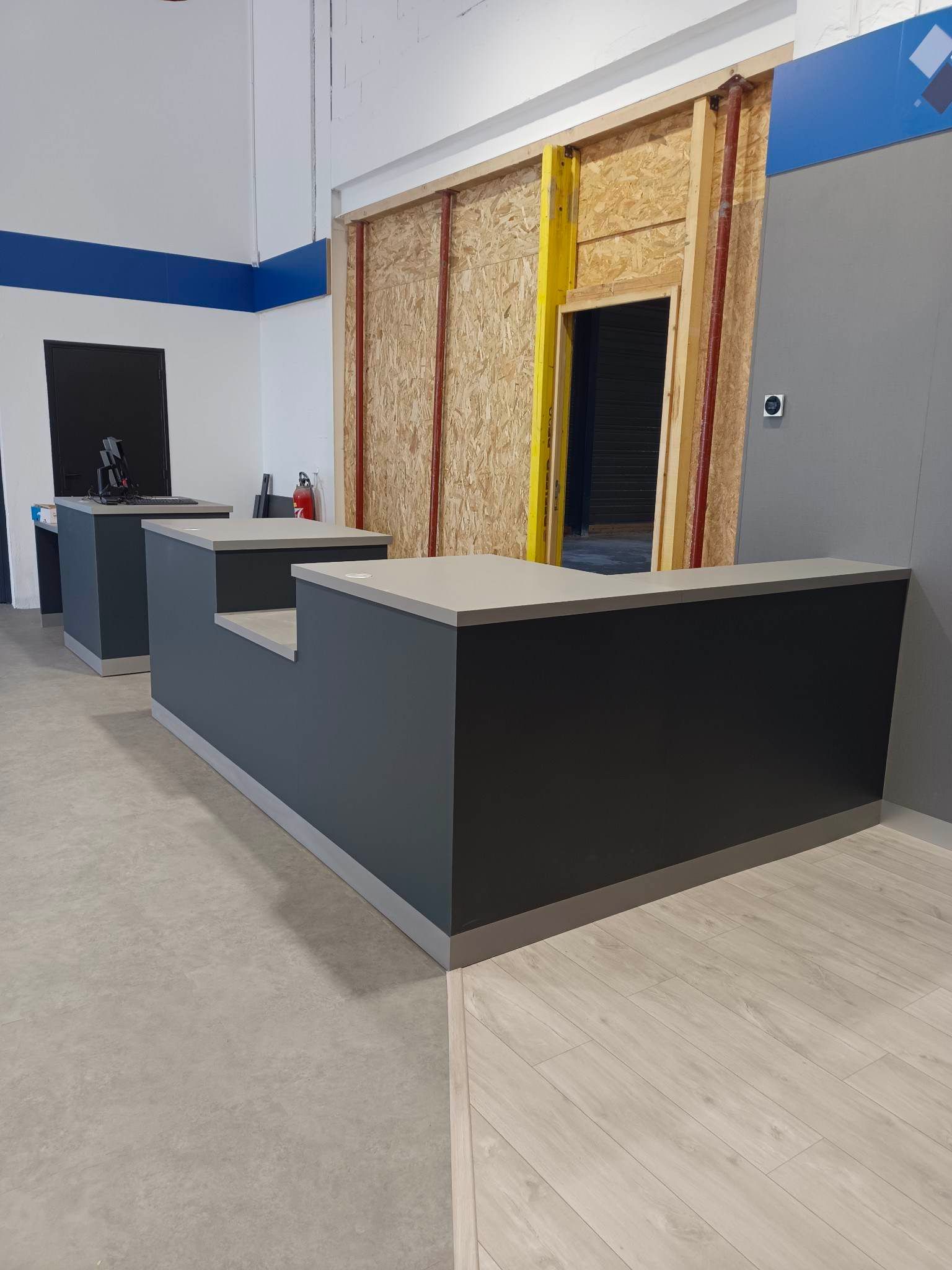 Aménagement d'une cloison et d'un comptoir