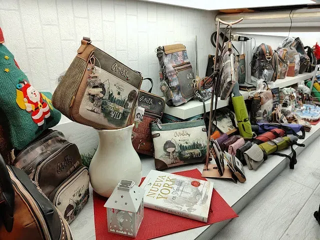 Una exposición de bolsos y un libro en una tienda.