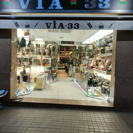 Un escaparate con un cartel que dice vía 33