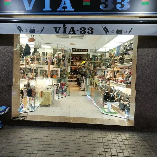 Un escaparate con un cartel que dice vía 33