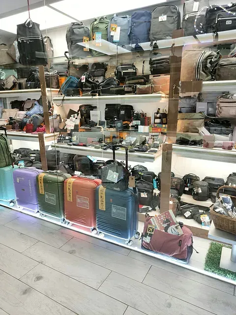 Una tienda llena de mucho equipaje y bolsos.